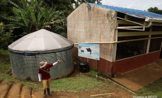 El agua recogida en tanques se convierte en potable en la selva amazónica colombiana gracias a filtros de arena, carbón y luz ultravioleta a través de un proyecto de AMEXCID y la FAO.